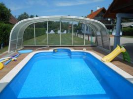 schönes Ferienhaus mit grossen Pool 250 m vom Balaton，位于巴拉通马里亚弗都的海滩短租房