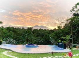 BALAI BANAHAW Vacation Farm and Private Resort，位于Lucban的度假短租房