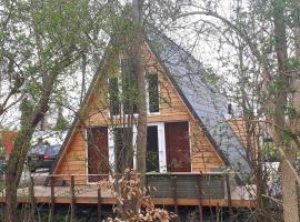 A-frame volledig vrijstaande woning，位于Hensbroek的带停车场的酒店