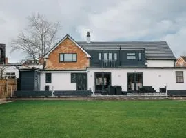 The White House - Grand & Spectacular 5-bed, sleeps 14- Central Solihull, NEC, JLR, HS2, Resorts World, Airport
