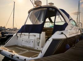 Y-Knot-Two Bedroom Luxury Motor Boat In Lymington，位于利明顿的酒店