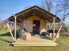 Safari tent 2 op Wellness Camping en B&B Stoltenborg，位于Winterswijk-Meddo的豪华帐篷