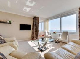 Hove Actually with spectacular sea views，位于霍夫的酒店