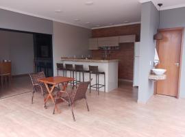 Pirassununga, SP - Casa 3 suítes em condomínio RURAL - 06 hóspedes Confortáveis，位于皮拉苏农加的酒店