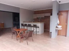 Pirassununga, SP - Casa 3 suítes em condomínio RURAL - 06 hóspedes Confortáveis