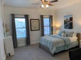 Stylish 2BD/1BA apartment located in Federal Hill，位于巴尔的摩的酒店