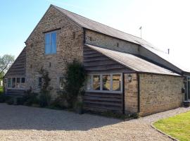 The Byre North End Farm，位于Ashton Keynes科茨沃尔德水上公园附近的酒店