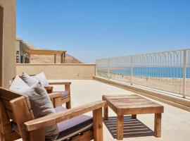 Beautiful home on the dead sea!，位于Ovnat的酒店