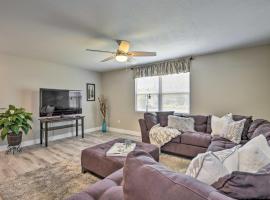 Coastal Sarasota Condo Minutes to Beach!，位于萨拉索塔的酒店