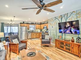 Charming Murphy Escape with Fire Pit and Hot Tub!，位于墨菲的酒店