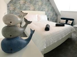 April Lodge The Beach Hut - 1Bed Apartment Near the Beach-Parking-Couples-Friends-Professionals-Contractors，位于伯恩茅斯的酒店