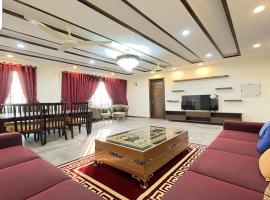 Multazam Heights, DHA Phase 8 - Three Bedrooms Family Apartments，位于拉合尔Army Museum Lahore附近的酒店