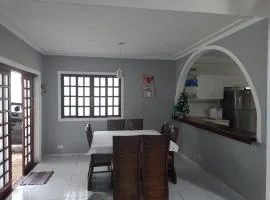 Linda Casa, 3 quartos, acomoda 10 pessoas, há 1,5 km da praia da Enseada