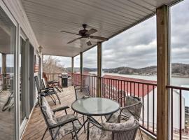 Community Pool and Dock Lake of the Ozarks Condo!，位于卡姆登顿的酒店