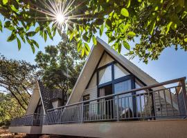 SaffronStays Hillside Harriers, Lonavala - A Frame chalets with bathtub for couples，位于罗纳瓦拉狮子角附近的酒店