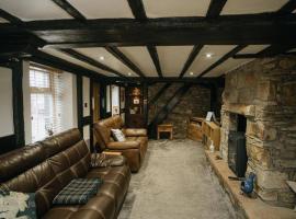 WILSONS COTTAGE - 2 Bed Classic Cottage located in Cumbria with a cosy fire，位于Camerton的别墅
