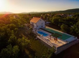 Luxury Villa Paloma Blanca with Heated Pool，位于Lovreć的酒店