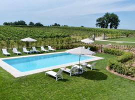 Magnifique villa plain pied avec piscine，位于Fronsac的酒店