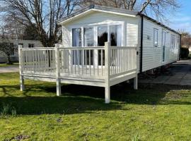 private rented caravan situated at Southview holiday park，位于Winthorpe的高尔夫酒店