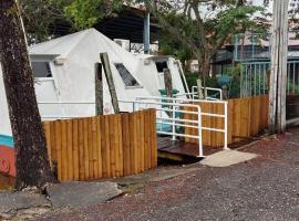 Leaf Boat House，位于米里的船屋