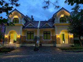 Villa Kota Bunga 2 kamar full wifi harga budget，位于展玉的乡村别墅