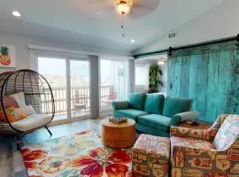 AH-F223 New 2nd Floor Condo, Close to PoolHot Tub, Near Marina & Ferry