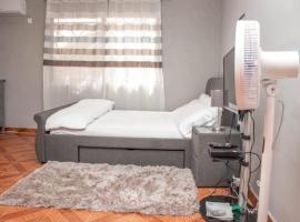 Fully air-con 3Bed Villa-Wifi -hot water -cable tv，位于弗里敦的度假屋