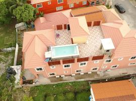 Royal Vybez Vacation Homes，位于Spanish Town的酒店