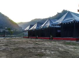 Riverside Swiss Camps "Adventure Bear Buddies"，位于瑞诗凯诗的豪华帐篷