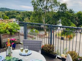 Riverside View Apartment in Balloch, Loch Lomond，位于巴洛赫洛蒙德湖岸附近的酒店