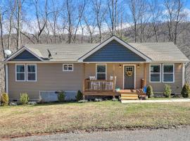 Smoky Mountains Leicester Home with Deck!，位于Leicester的酒店