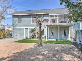 Coastal Galveston Retreat Less Than 1 Mi to Beaches!，位于加尔维斯敦的酒店