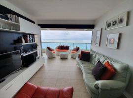 Departamento al pie del mar con hermosa vista / Torre Oceánica，位于萨利纳斯的酒店