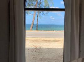 Tamu Beradu Seaview Private Villa CoLiving，位于龙运的酒店