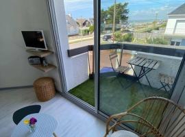Joli appartement 4 personnes - vue mer，位于普洛埃默普罗米尔海滨高尔夫附近的酒店