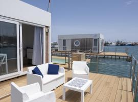 Houseboat Floatart Experience Bisceglie，位于比谢列的船屋