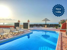 Beach Villa Athanasia - villa with private pool on the beach by PosarelliVillas，位于阿查拉维的带泳池的酒店
