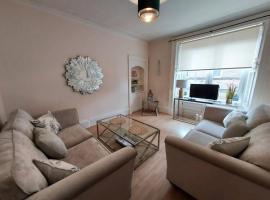 Lovely 2 bedroom apartment in the centre of Hawick，位于霍伊克的酒店