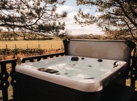 Keer Side Lodge, Luxury lodge with private hot tub at Pine Lake Resort，位于康福斯的山林小屋