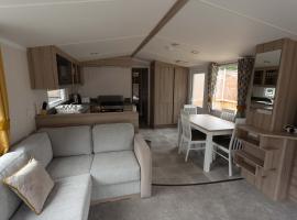 The Salmon Van - Beautiful, luxury static caravan，位于阿伯劳尔的度假园