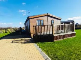 Hedgerow Lodge with Hot Tub