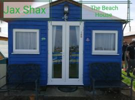 The Beach Hut Home from Home in Leysdown on Sea，位于希尔内斯的木屋