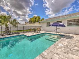 Apollo Beach Gem with Pool The Flamingo House，位于阿波罗海滩的酒店