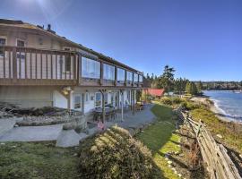 Waterfront PNW Escape with Deck and Beach Access!，位于Port Hadlock的酒店