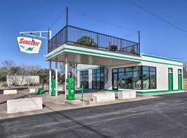Unique Texas Home in Converted Gas Station!，位于Schulenburg的度假屋