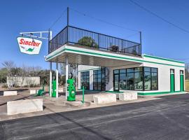 Unique Texas Home in Converted Gas Station!，位于Schulenburg的酒店