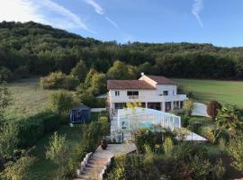 Trois gîtes ensemble dans le même immeuble devant la piscine avec terrasses offrant une vue magnifique, dont une couverte au niveau de la piscine et vue sur la vallée à l'étage，位于Bouziès Bas的度假屋