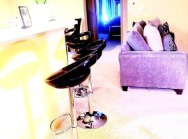 Easy Access 2beds,1bt luxury kingbed with pool sleeps 4，位于诺克罗斯的酒店