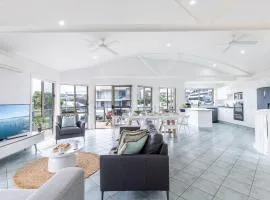 Baia Villa air con WiFi and views of Fingal Beach