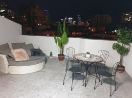 LUXURY PENTHOUSE GREAT LOCATION WITH PARKING Tlv，位于拉马特甘哈尔肯公园附近的酒店